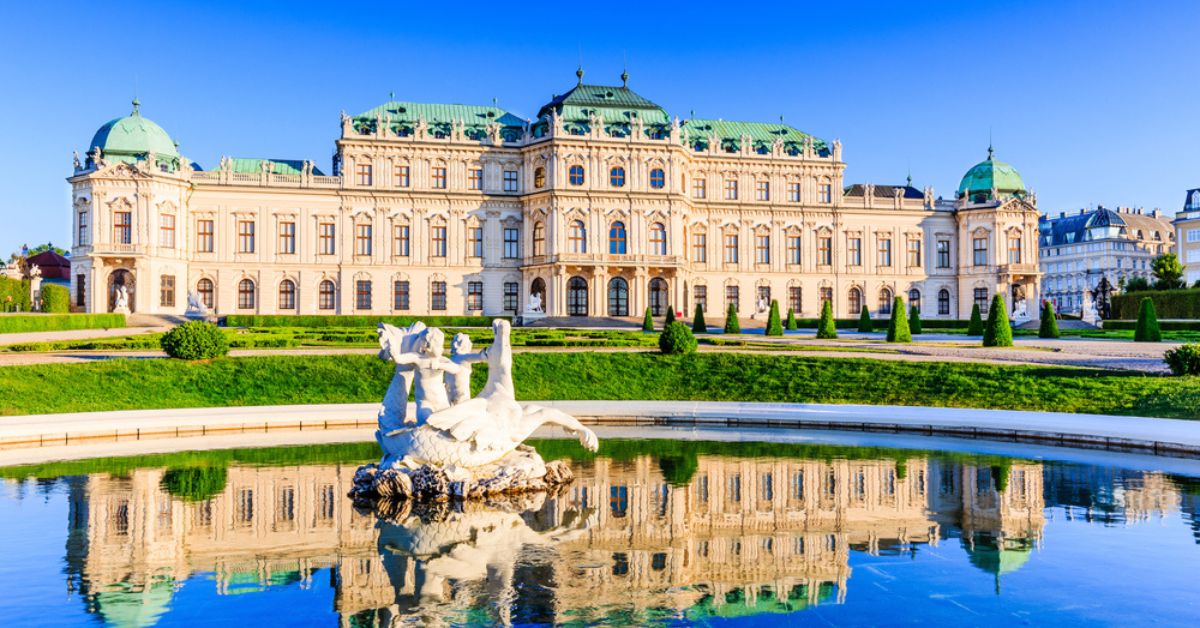 Palatul Belvedere din Viena reflectat în lac, destinație de city break în noiembrie