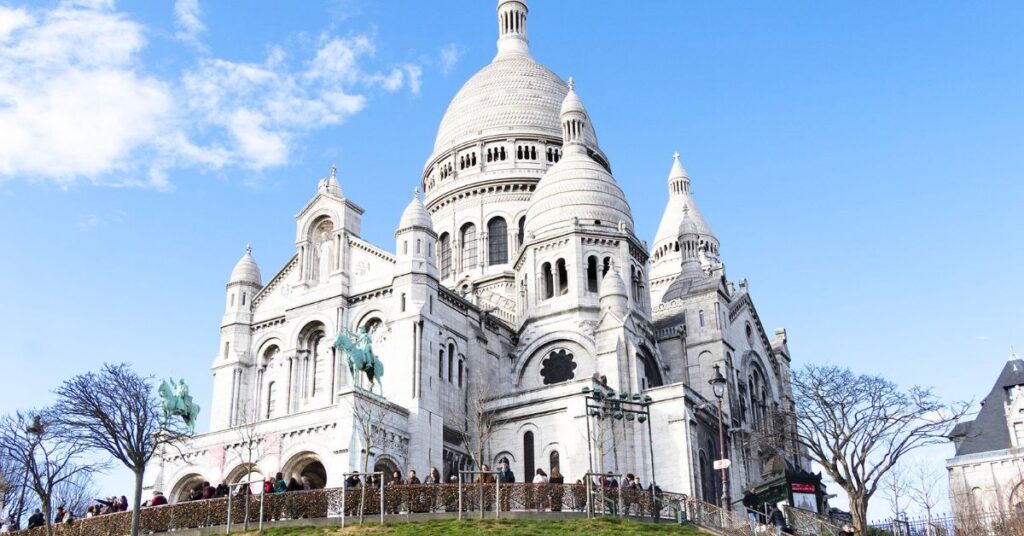 Strazile pietruite din cartierul Montmartre, Paris