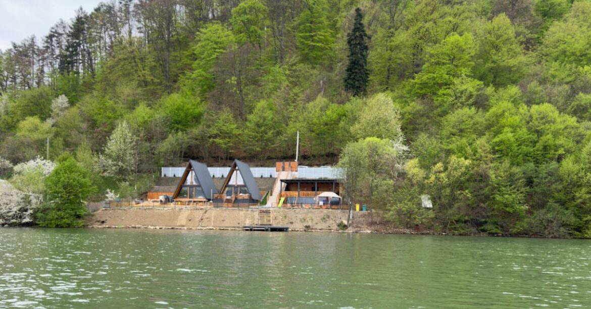 Chalet by the lake neamt