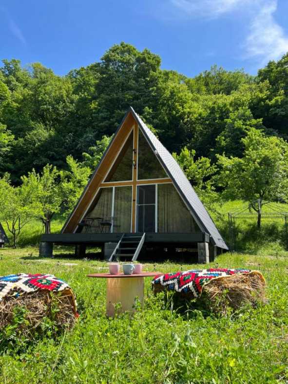 Cabane A-Frame Svinița exterior ziua