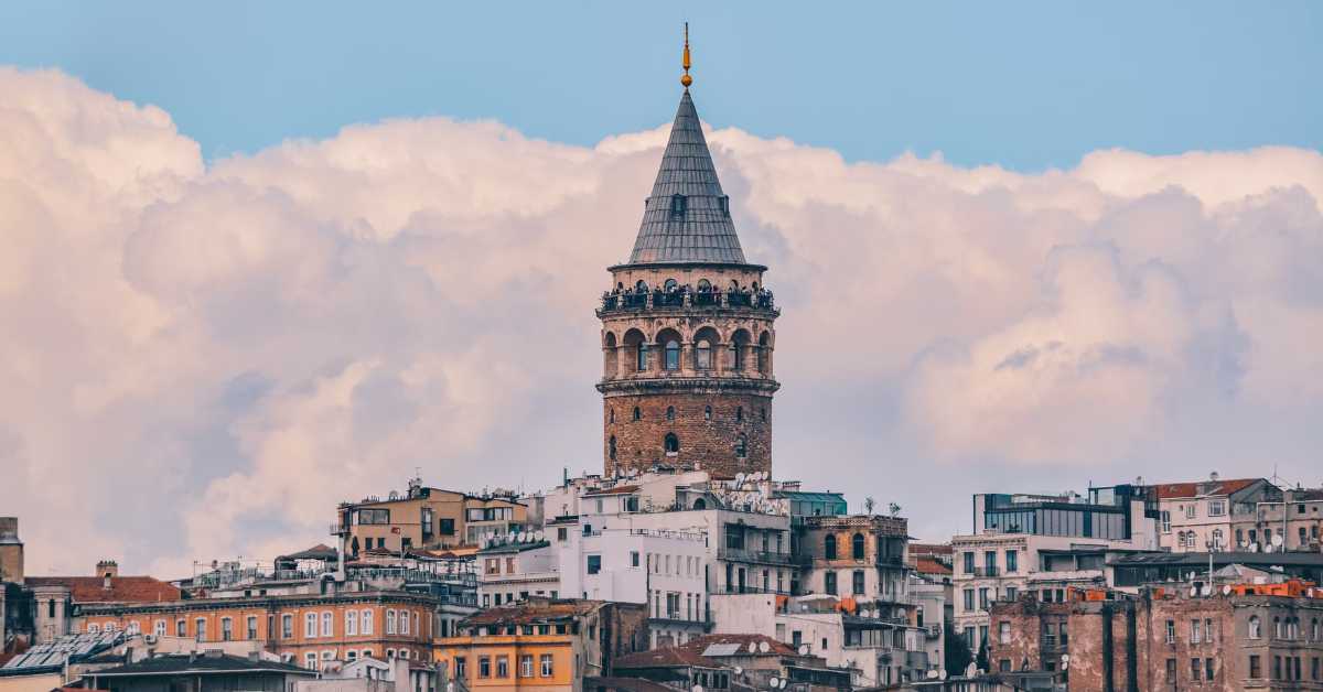 Turnul Galata din Istanbul deasupra caselor din Beyoğlu