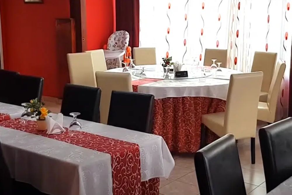 interior Restaurant Din Fu – sală de mese amenajată simplu) – Din Fu restaurant chinezesc București