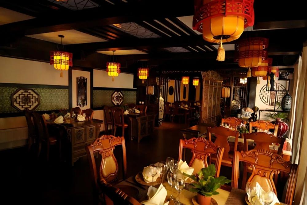 interior elegant al restaurantului Peking Duck) – restaurant chinezesc București sector 2