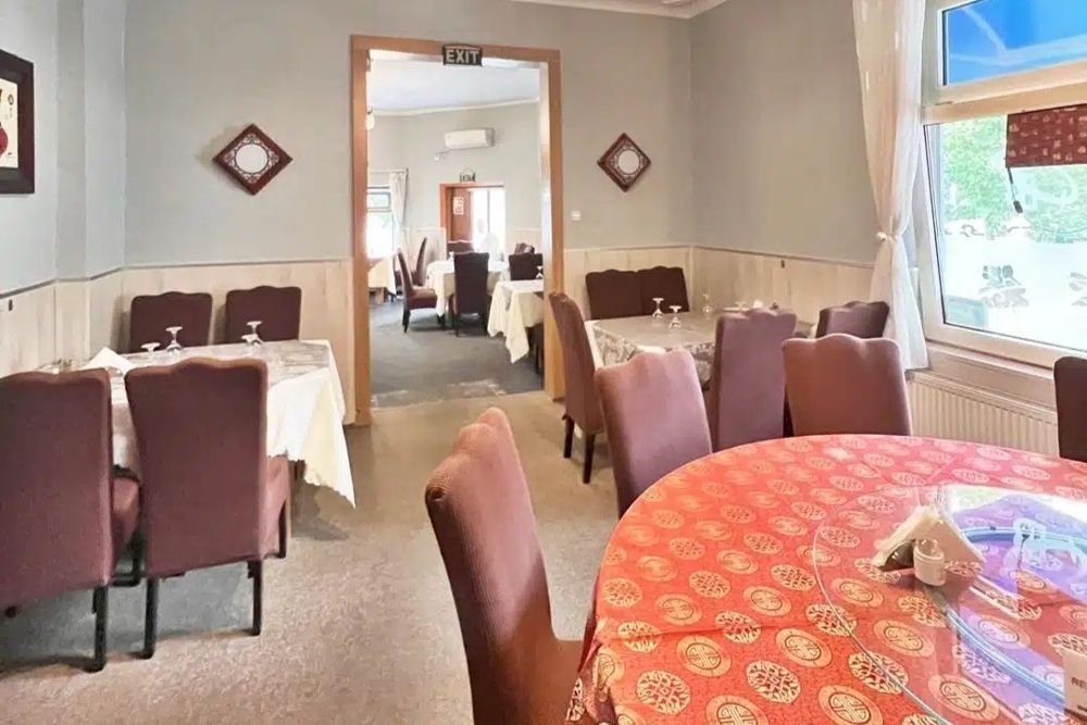 (interior Restaurant Qian Bao – amenajare simplă și intimă) – Qian Bao mancare chinezeasca București