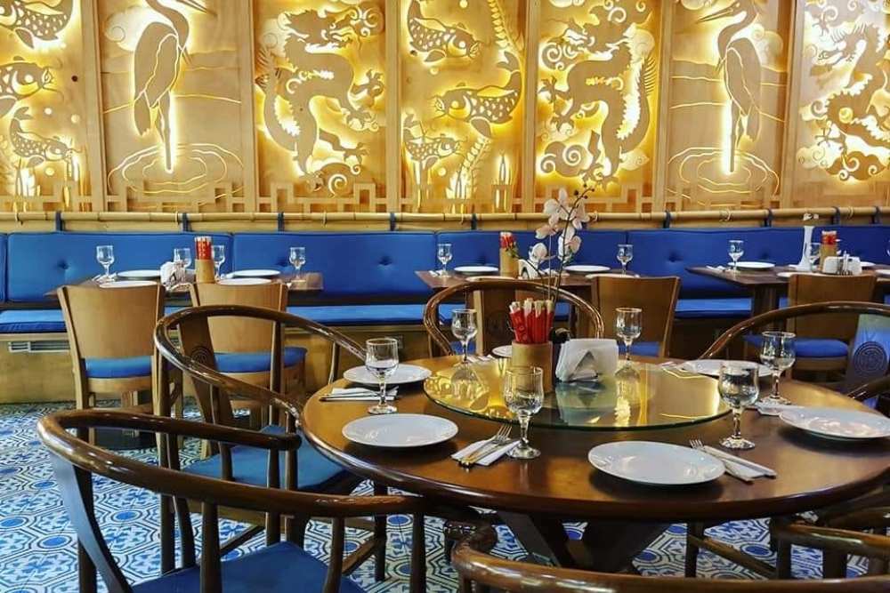 (interior Zao – design asiatic modern cu motive tradiționale) – Zao restaurant mancare chinezeasca București