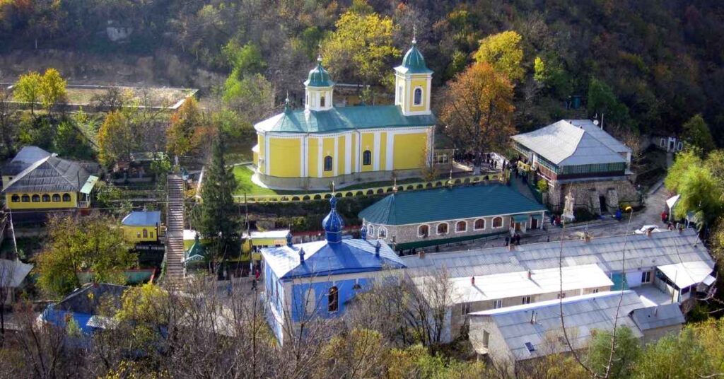 locuri de vizitat în Moldova Manastirea Saharna