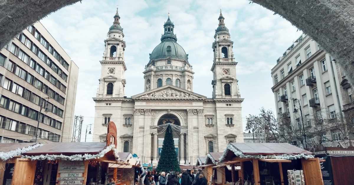 Căsuțele târgului Advent Bazilika și bradul din fața Bazilicii Sfântul Ștefan din Budapesta