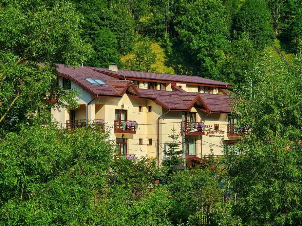 Pensiunea Vlahia Inn din Moieciu de Sus, pe drumul principal