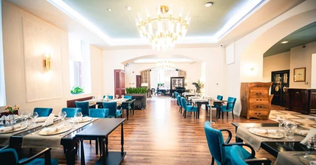 Sala Restaurantului Merlot din Timișoara, cu pian