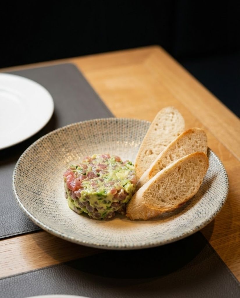 Tartar de ton roșu cu avocado, Haute Pepper