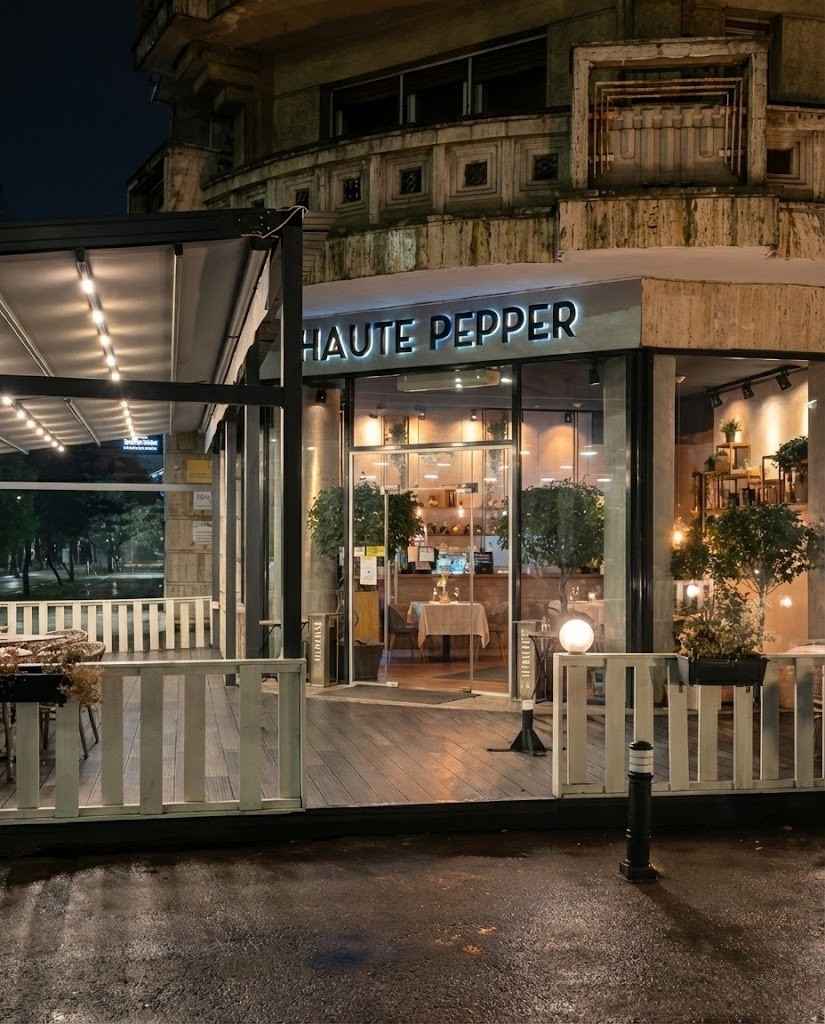 Exteriorul restaurantului Haute Pepper, zona Unirii, București