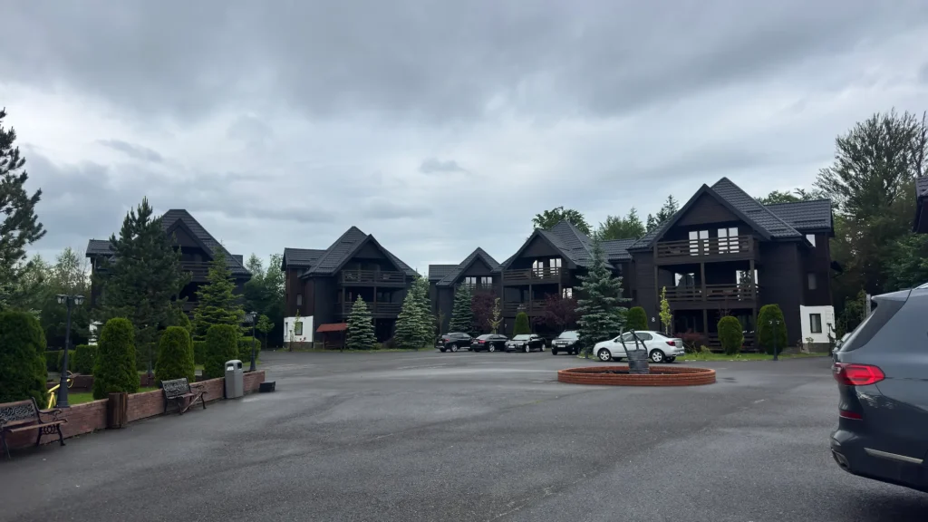 Monterai Resort, chiar la intrarea în Poiana Brașov: peste 10.000 mp de complex, cu parcarea municipală în față și stația de autobuz
la 50 de metri.