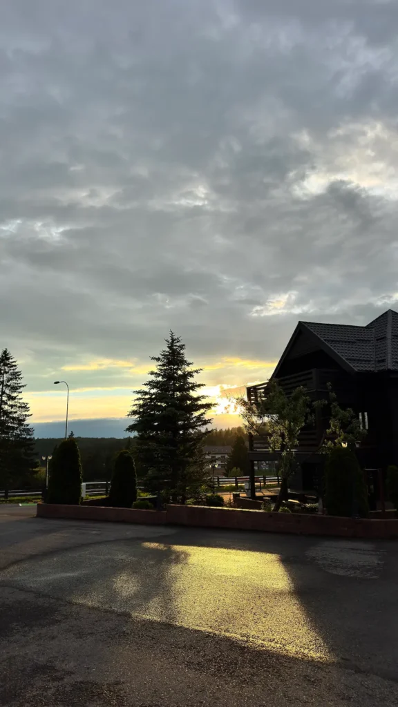 complexul la apus, când lemnul
cabanelor prinde o lumină caldă.