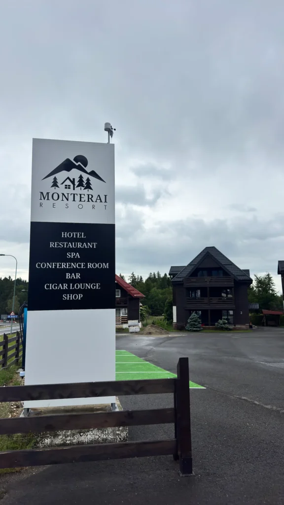 indicatorul de la intrare — hotel, spa, restaurant, conference, bar, cigar lounge