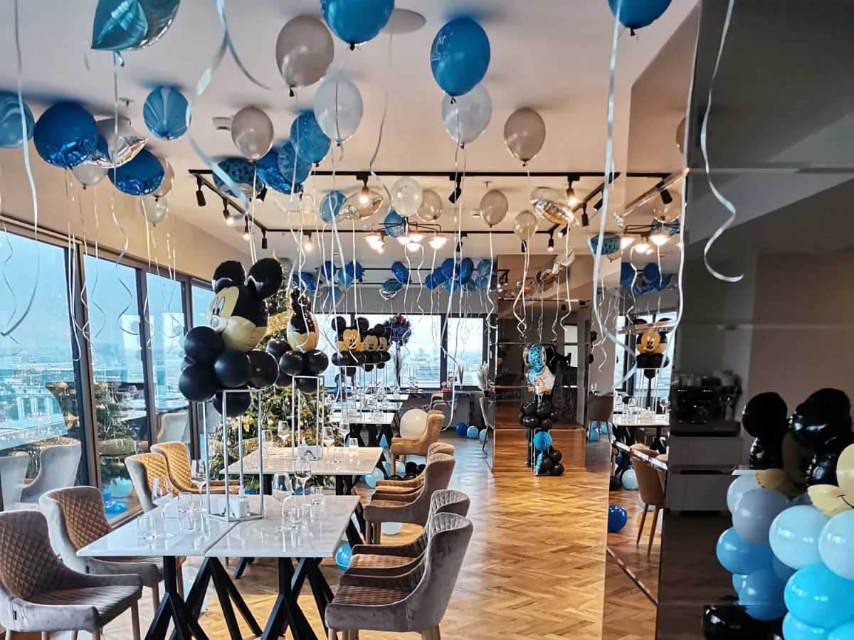 Sala Amethyst Sky Bar de la etajul 12 al Union Plaza, decorată cu baloane pentru un botez