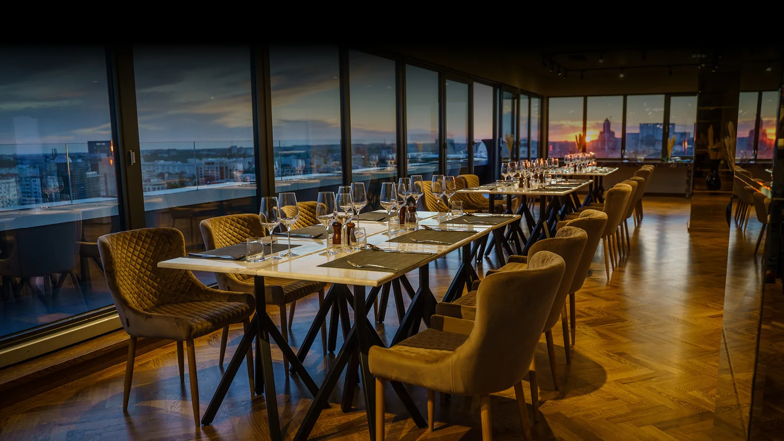 Mese lungi aranjate pentru eveniment privat la Amethyst Sky Bar, etajul 12, cu vedere spre București