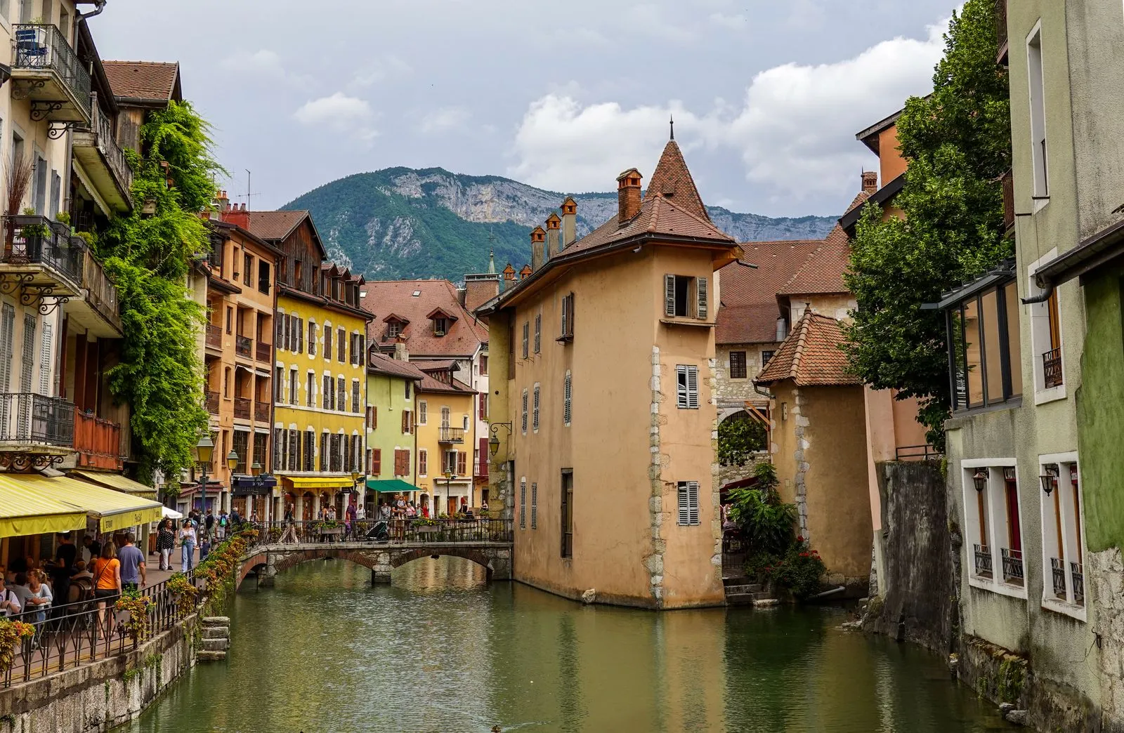 Palais de l'Isle pe canalul Thiou in centrul vechi din Annecy