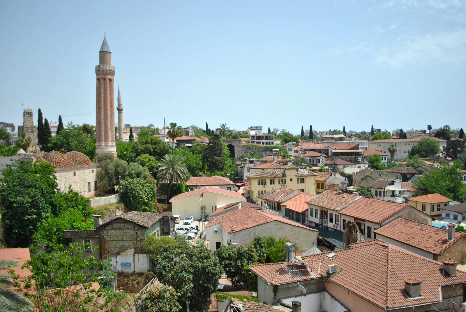 Orașul vechi Kaleiçi din Antalya, cu minaretul Yivli și acoperișuri de țiglă