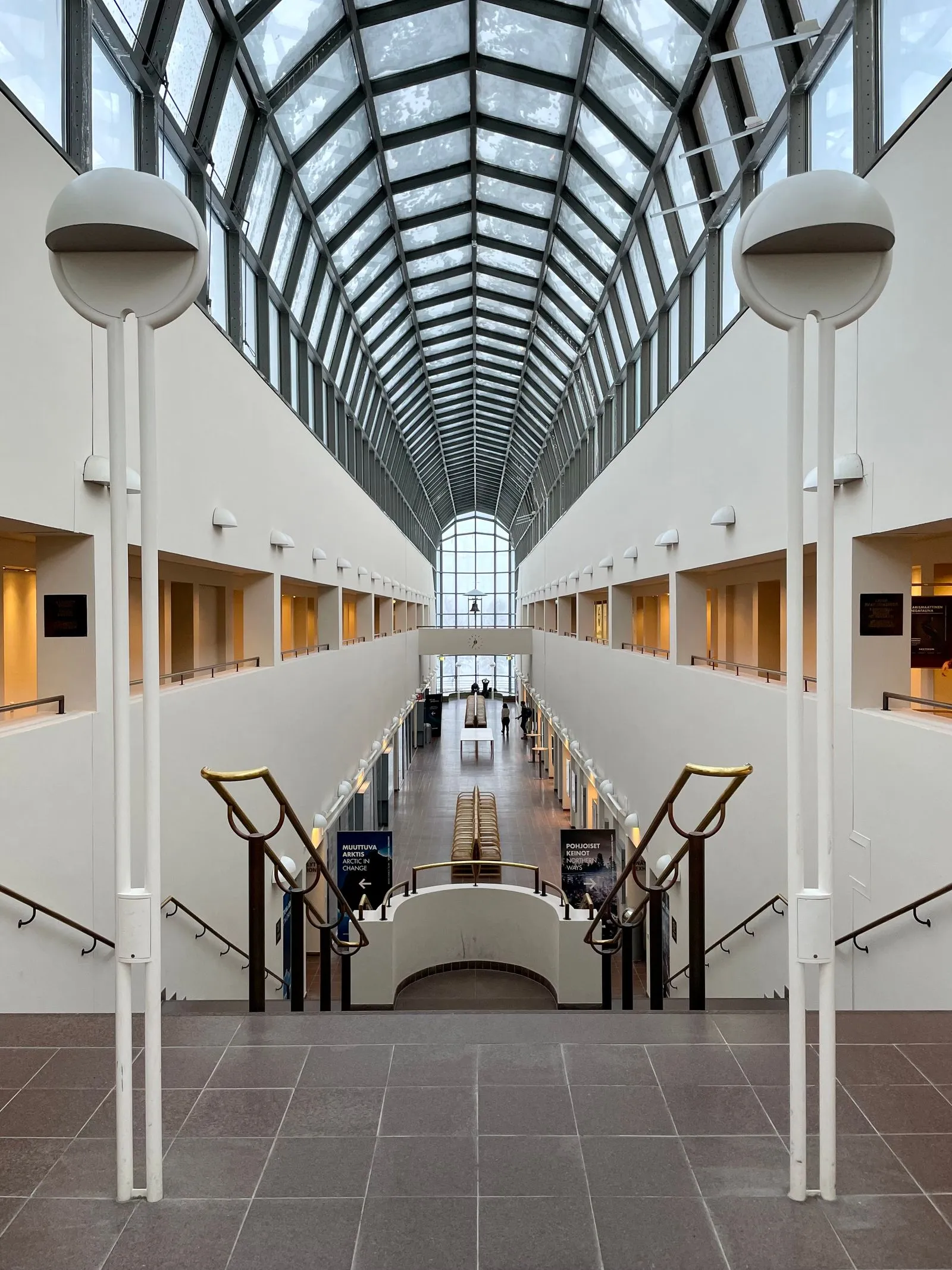 Coridorul cu acoperiș de sticlă din muzeul Arktikum, Rovaniemi