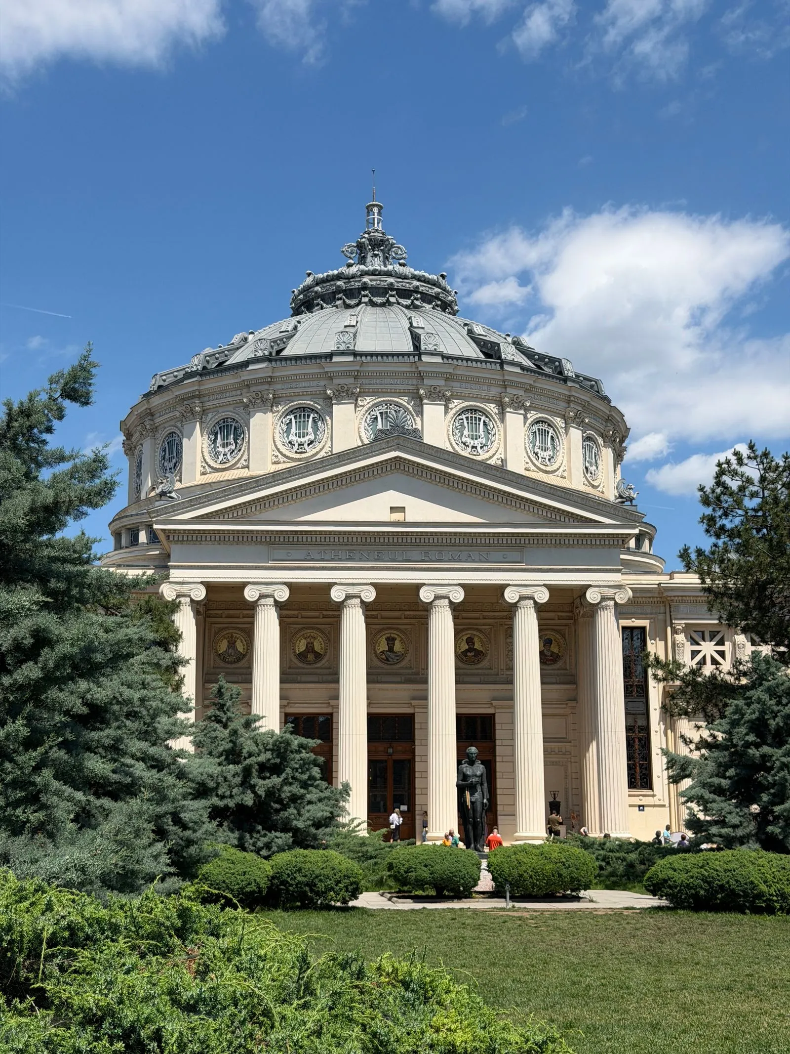 Ateneul Român de pe Calea Victoriei, în centrul Bucureștiului