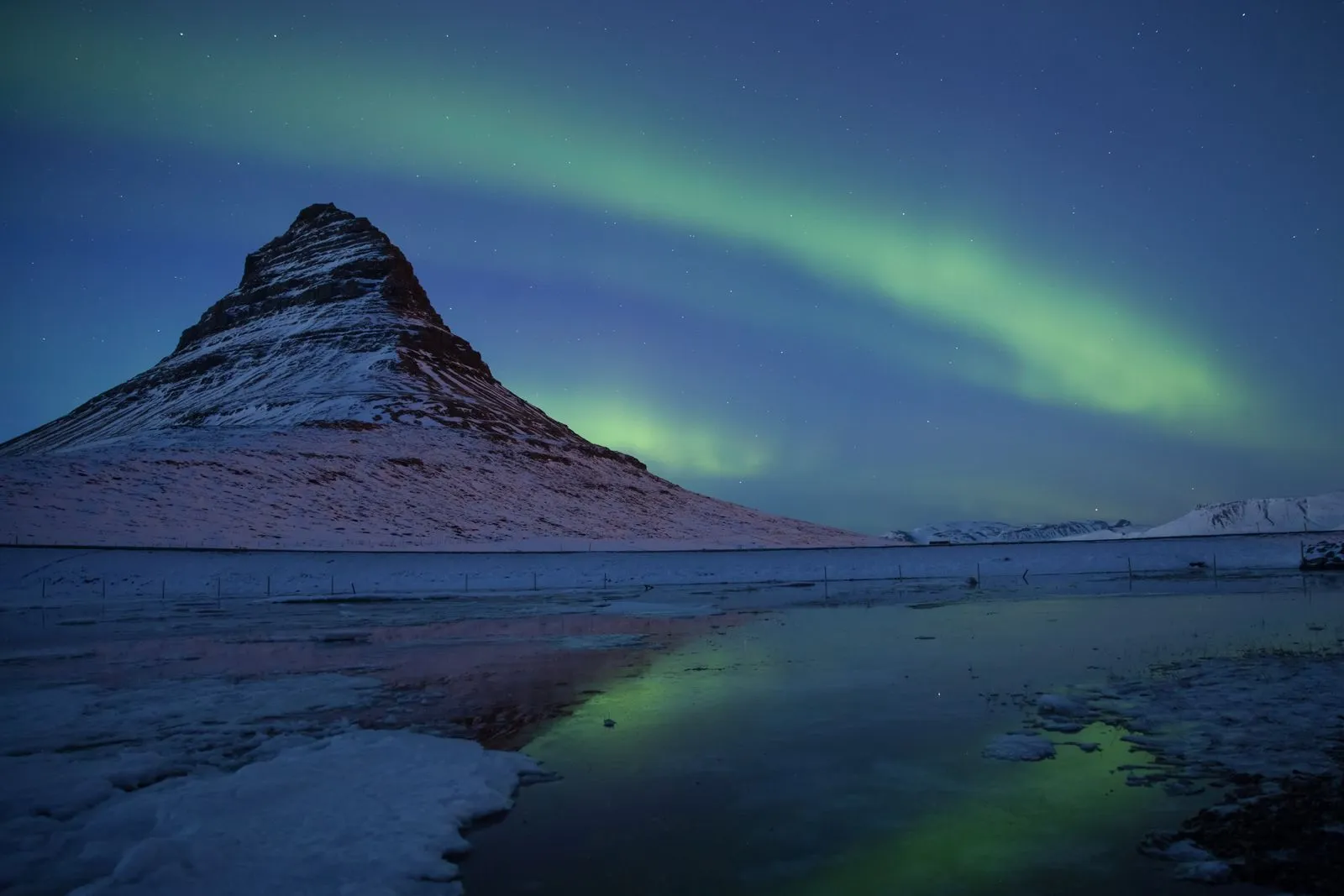 Aurora deasupra muntelui Kirkjufell, lângă Grundarfjörður, Islanda