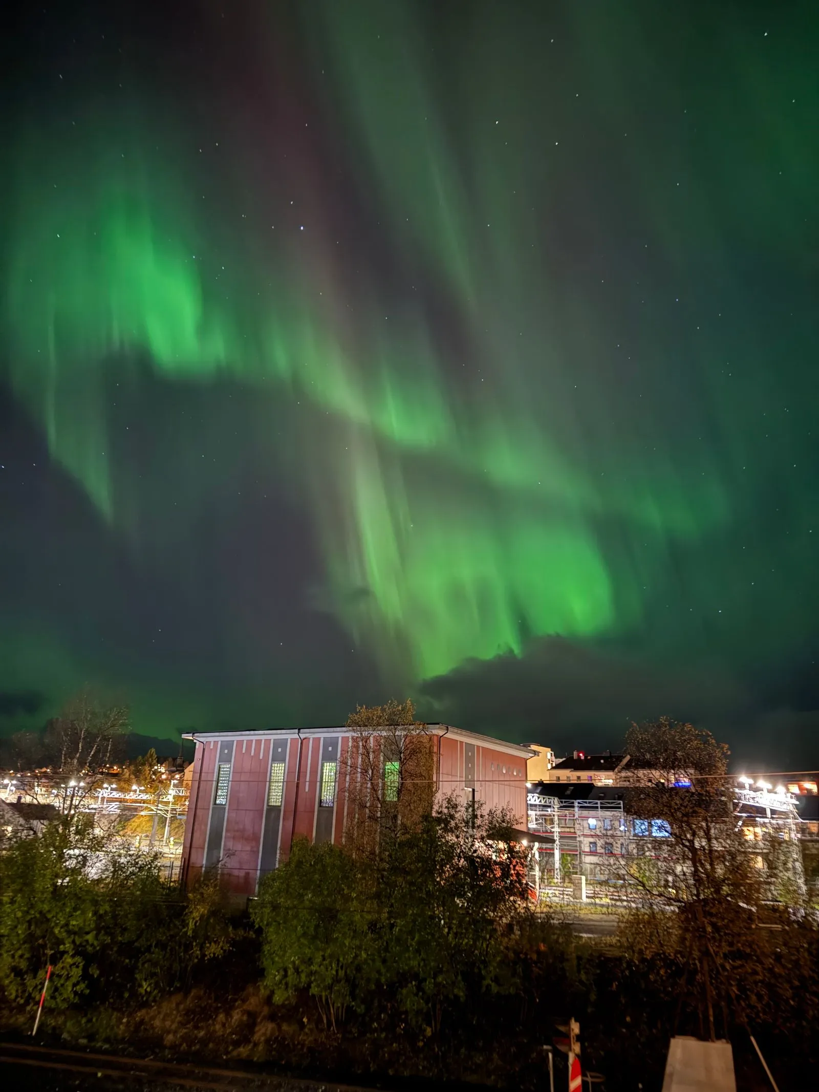 Aurora deasupra unor clădiri din Kiruna, Laponia suedeză