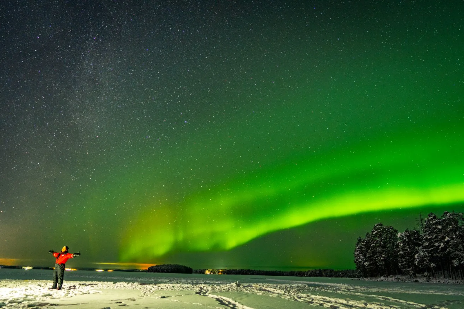 Aurora boreală deasupra unui lac înghețat lângă Rovaniemi