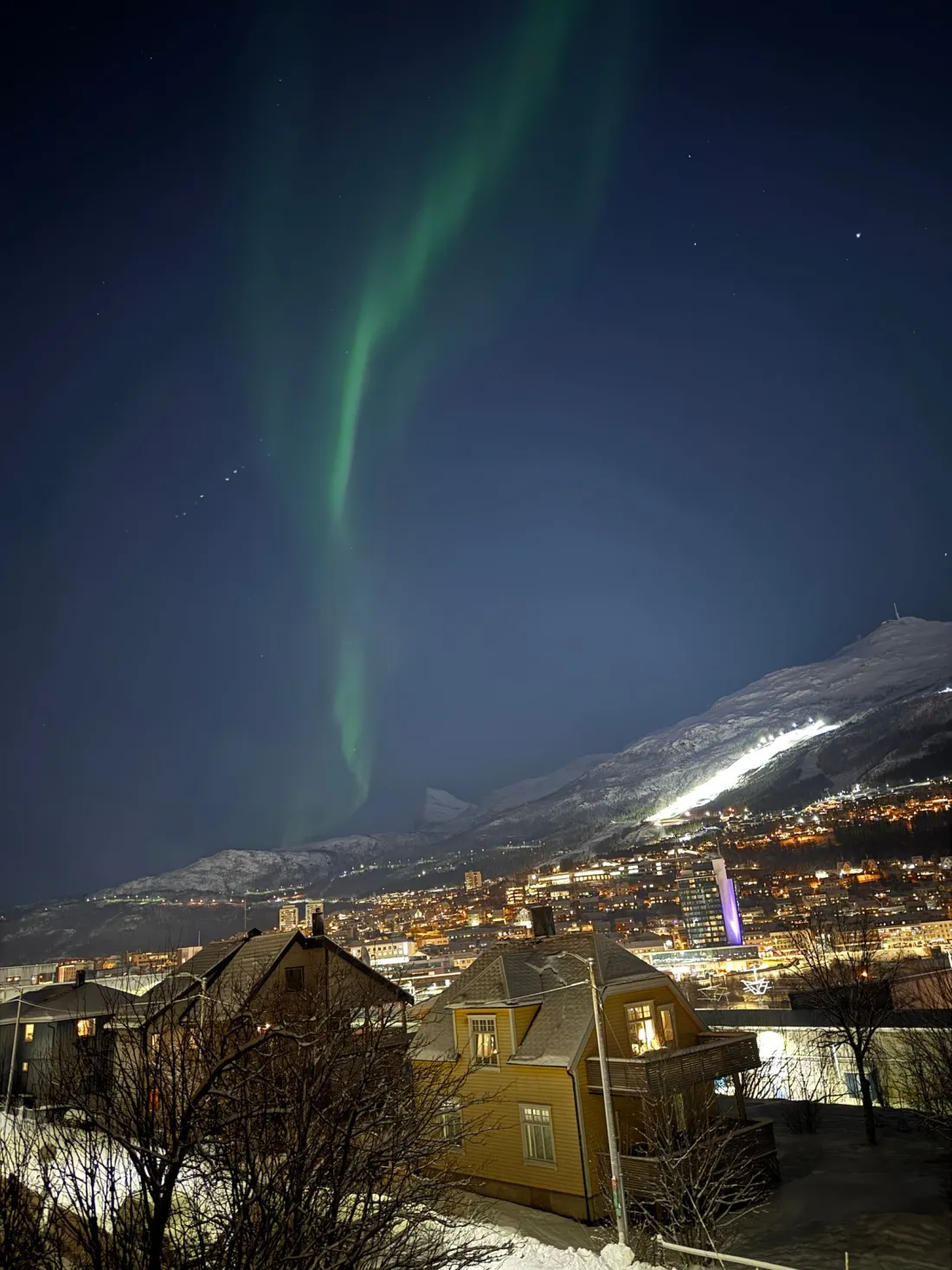Aurora boreală deasupra orașului Tromsø, în nordul Norvegiei