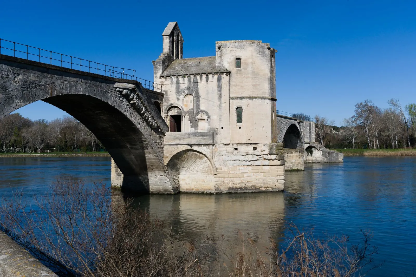 Podul Saint-Benezet peste Ron, la Avignon