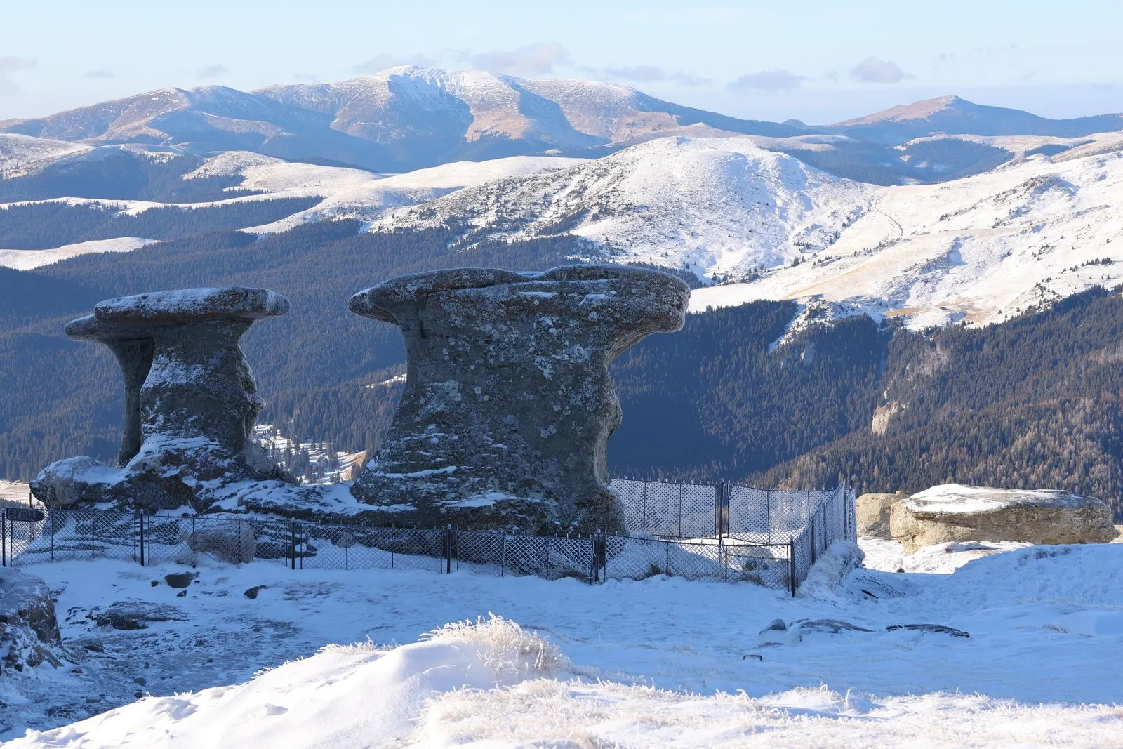 Babele din Munții Bucegi acoperite de zăpadă, deasupra Bușteniului