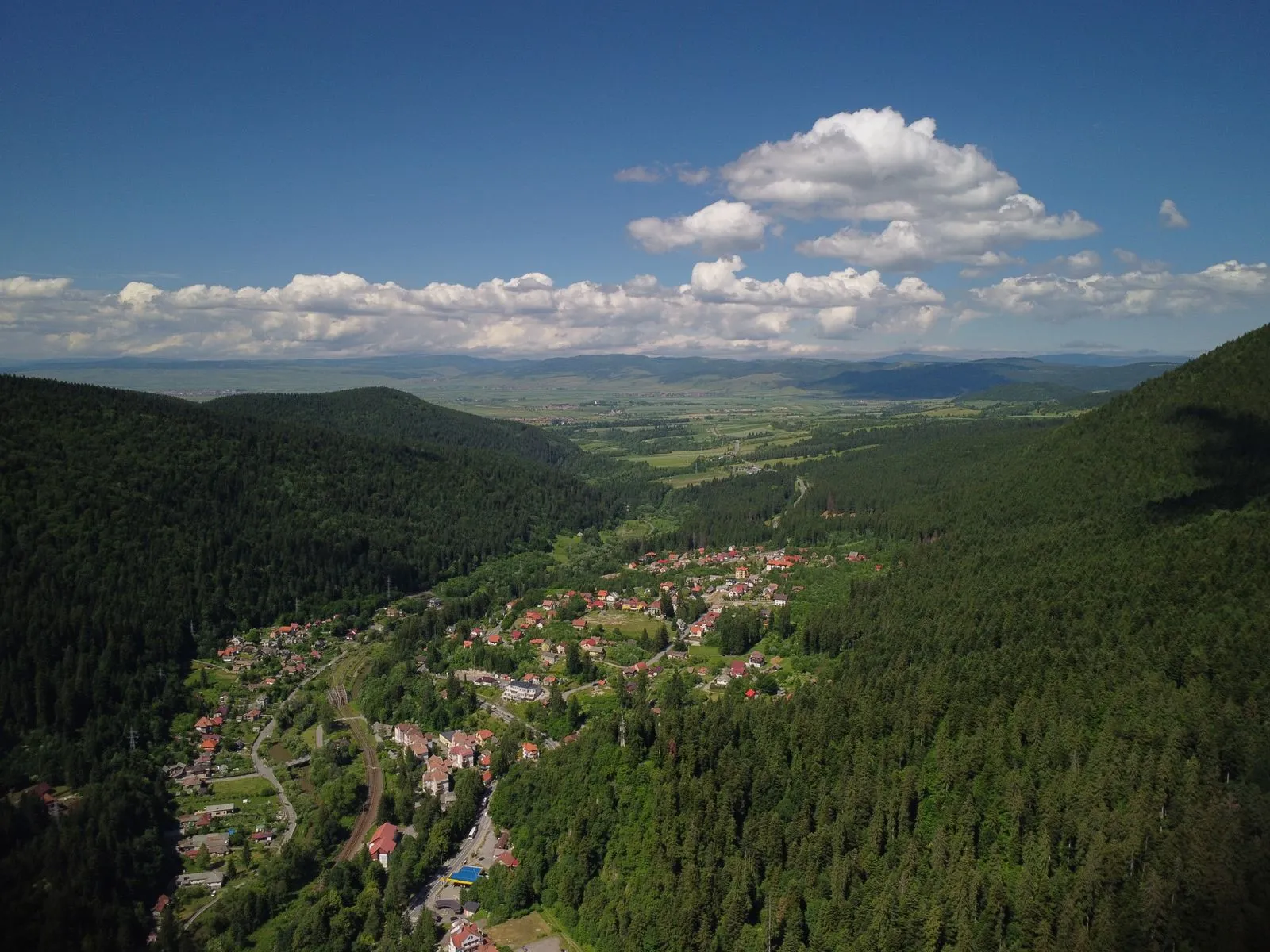 Vedere aeriană asupra stațiunii Băile Tușnad, între pădurile de pe valea Oltului