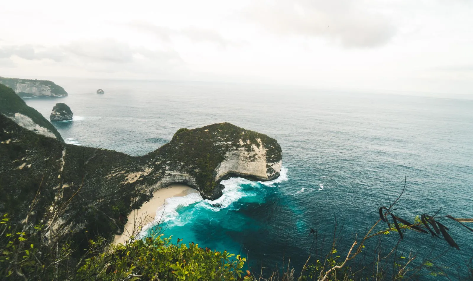 Plaja Kelingking de pe insula Nusa Penida, lângă Bali, văzută de pe faleză