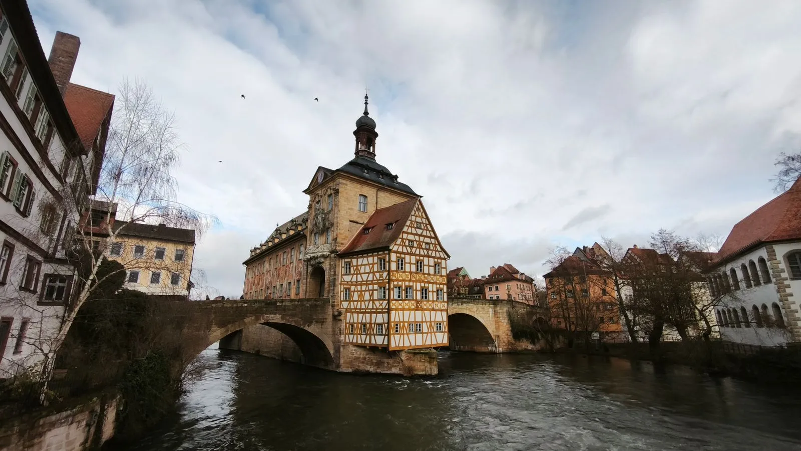 Altes Rathaus din Bamberg, primăria construită pe un pod peste râul Regnitz
