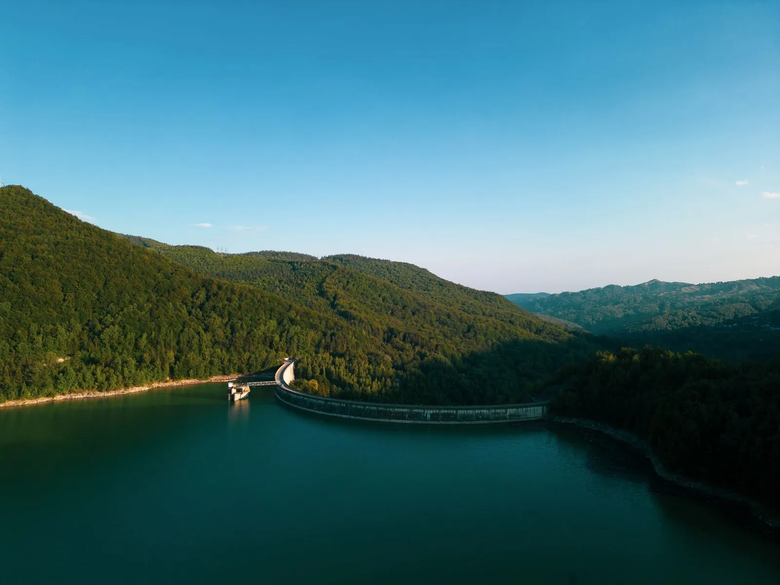 Barajul Paltinu, barajul în arc de pe râul Doftana, fotografiat din aer