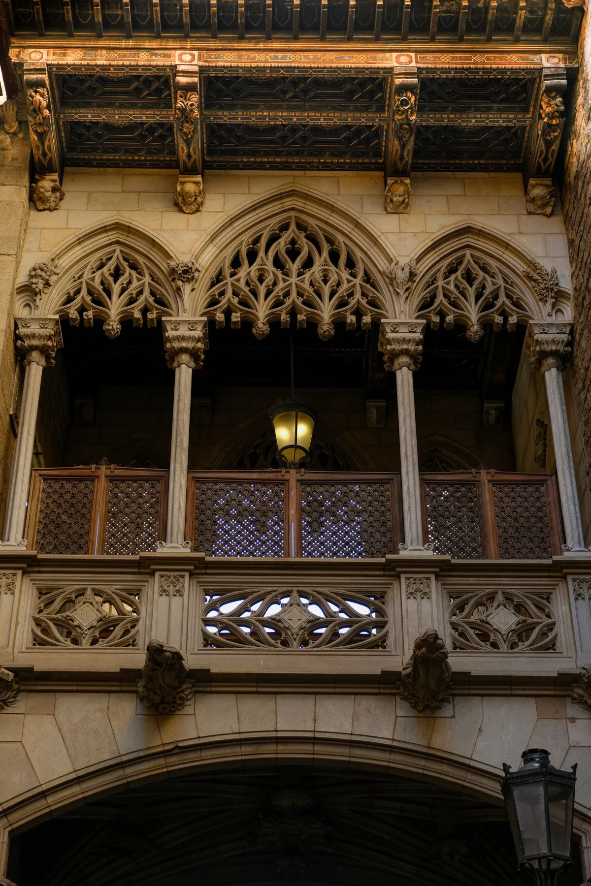 Podul neogotic Pont del Bisbe de pe Carrer del Bisbe, în Cartierul Gotic din Barcelona