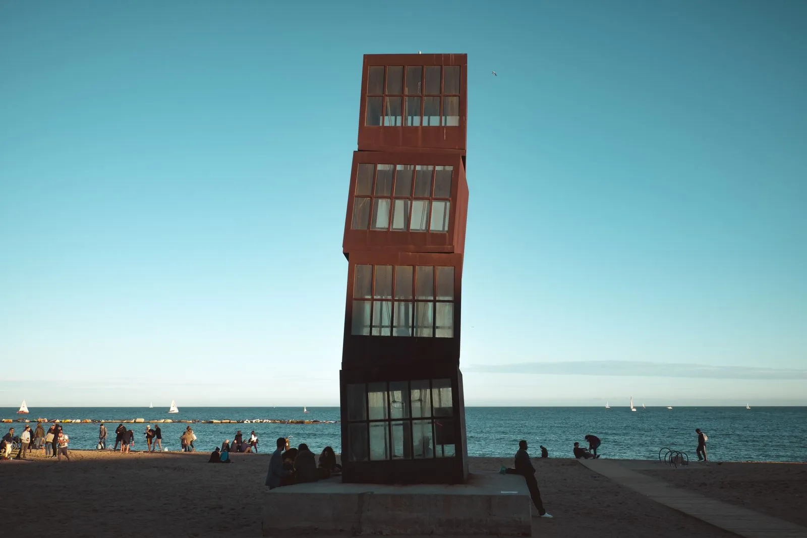 Sculptura L'Estel Ferit pe plaja Barceloneta din Barcelona, cu marea în fundal