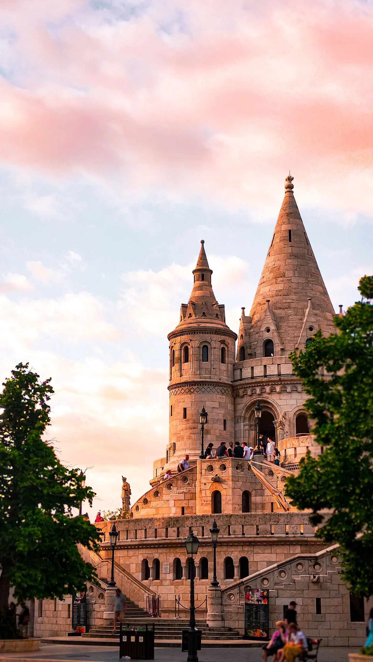 Bastionul Pescarilor din Budapesta la apus, cu turnurile albe