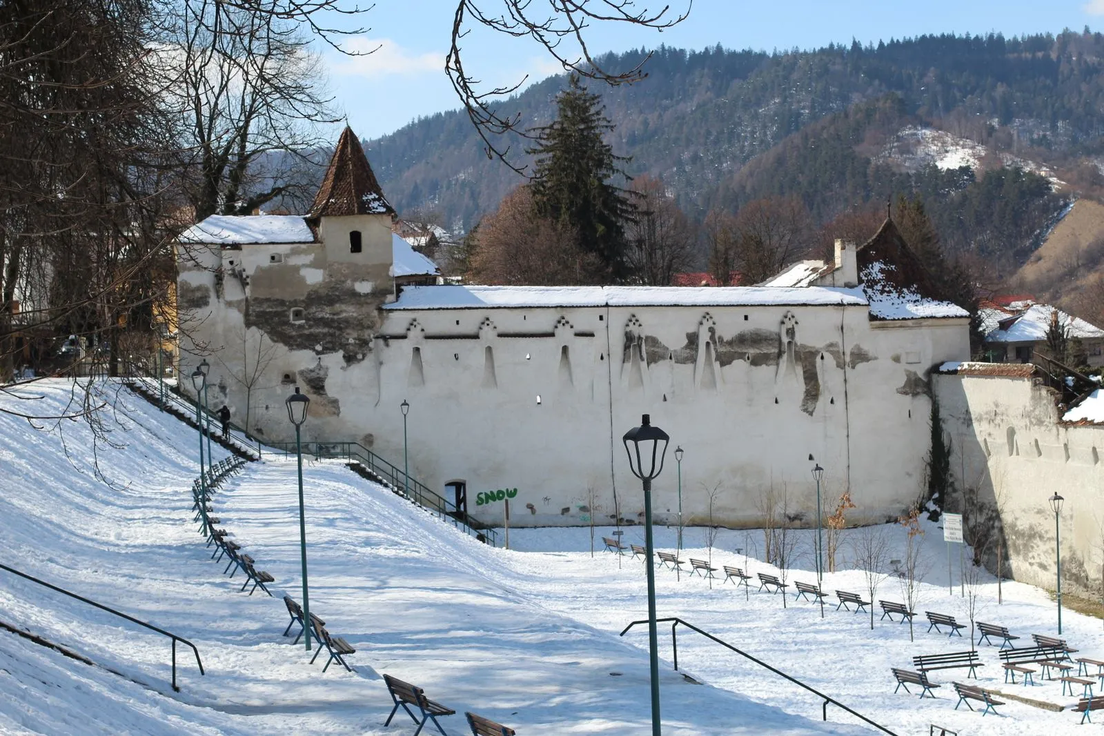 Bastionul Țesătorilor și zidurile vechi ale Brașovului iarna
