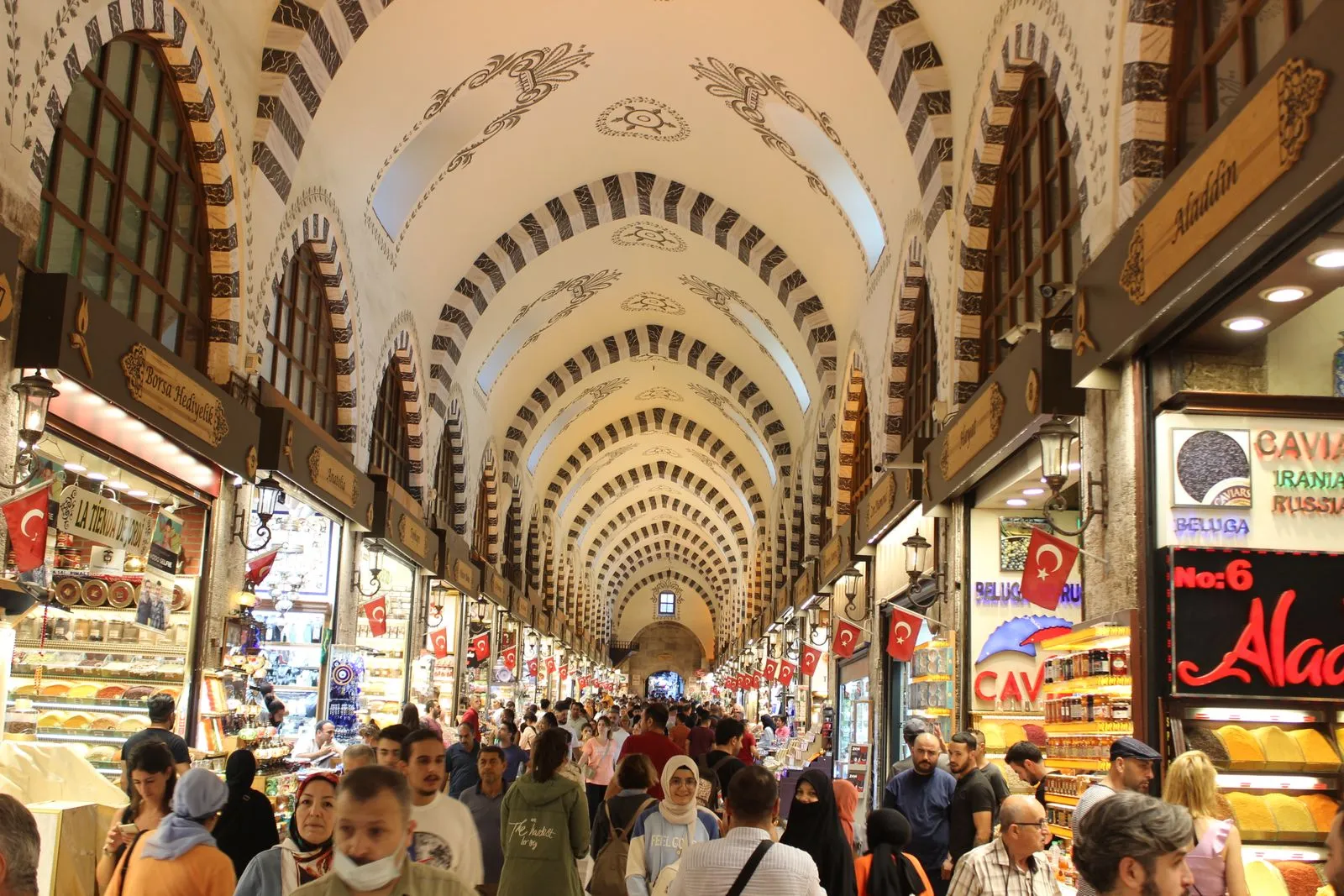 Culoarul boltit al Bazarului Egiptean (Bazarul de Mirodenii) din Eminönü, cu standuri și vizitatori