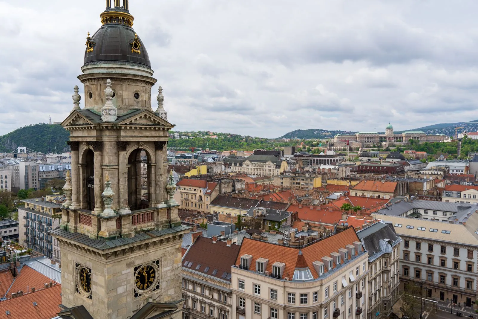 Turnul Bazilicii Sfântul Ștefan și acoperișurile din Budapesta