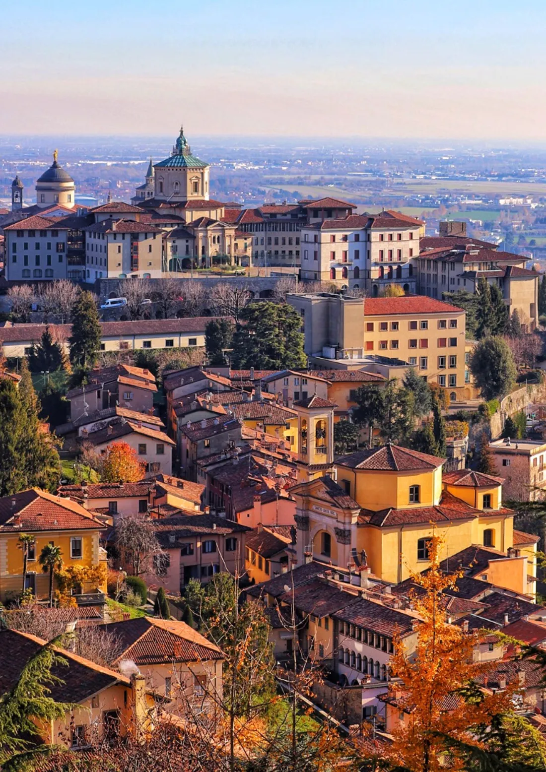 Acoperișurile din Città Alta, orașul vechi din Bergamo, văzute de sus