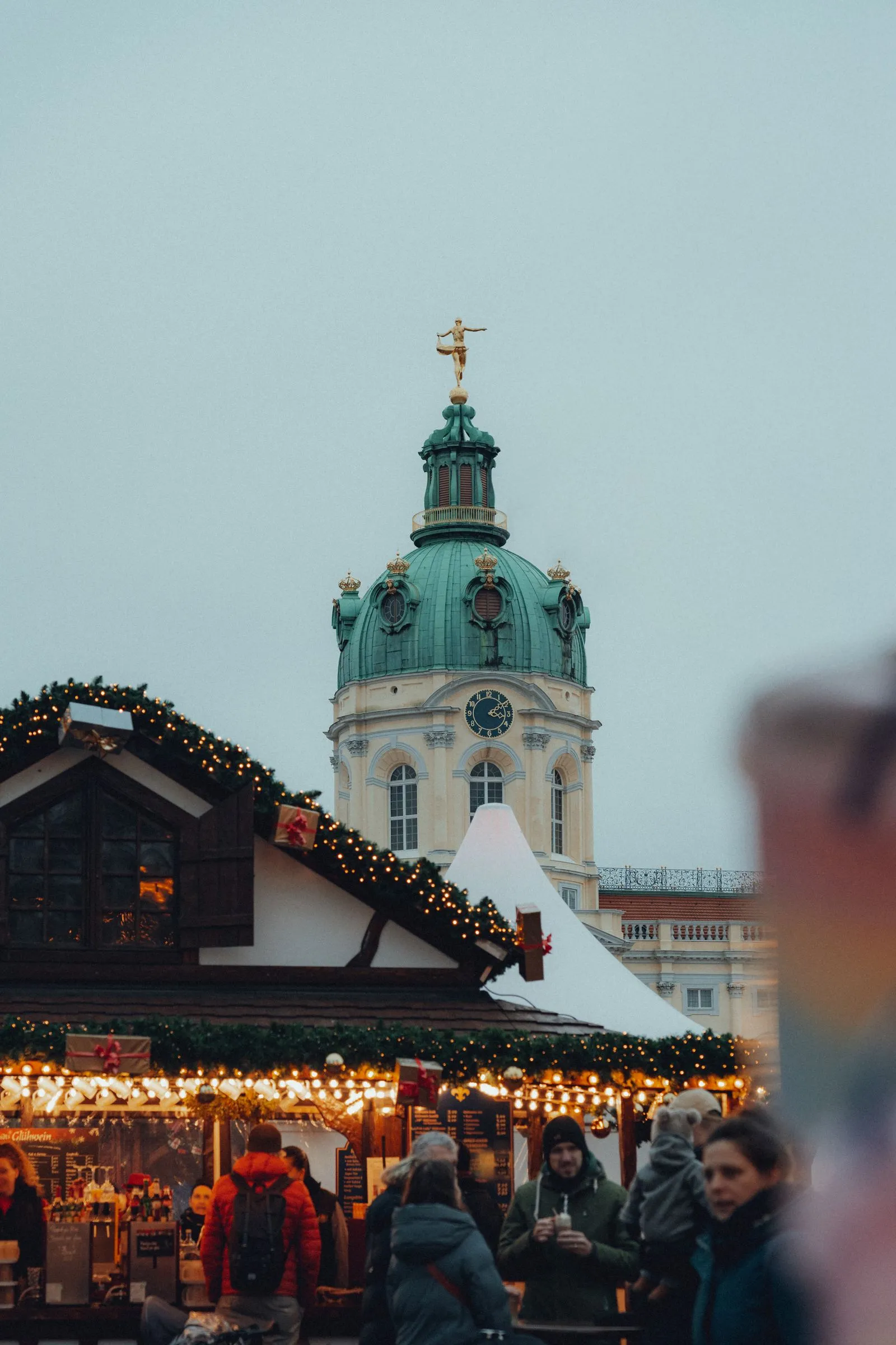 Târgul de Crăciun din fața Palatului Charlottenburg, cu turla verde a palatului