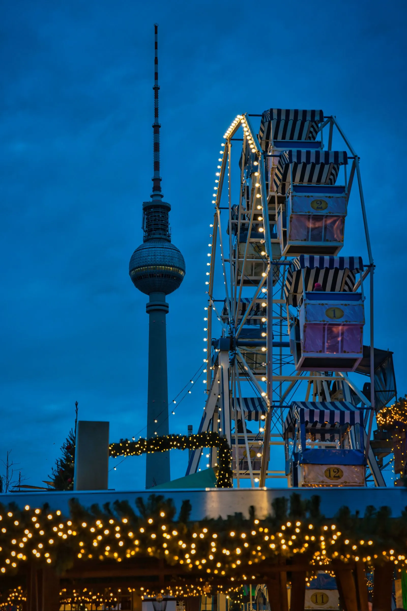 Roata panoramică a târgului de Crăciun de lângă Turnul TV din Berlin, seara