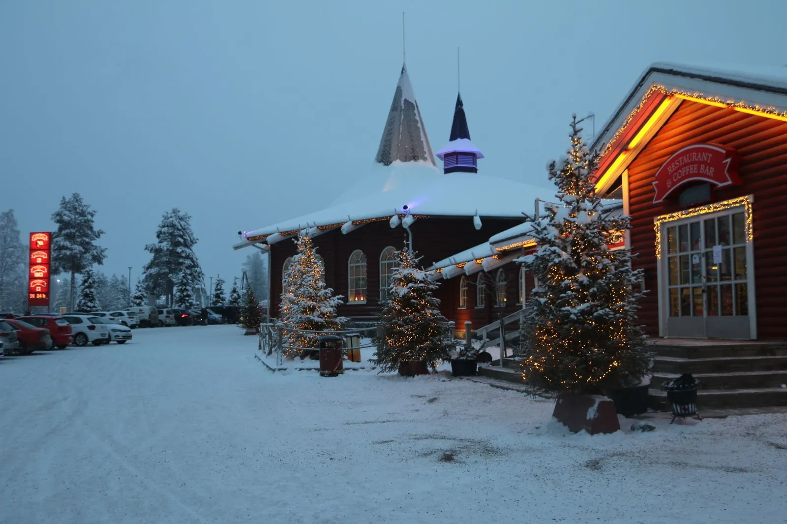 Biroul lui Moș Crăciun din Santa Claus Village, Rovaniemi, iarna, la lăsarea serii