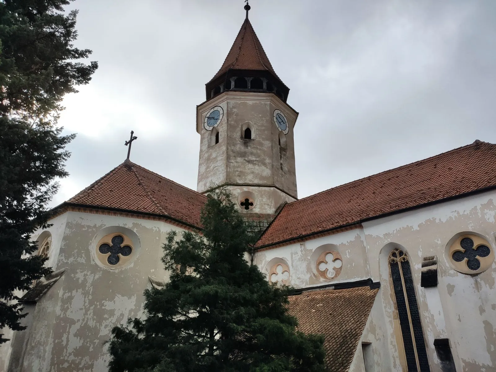 Turnul bisericii fortificate din Prejmer, monument UNESCO lângă Brașov