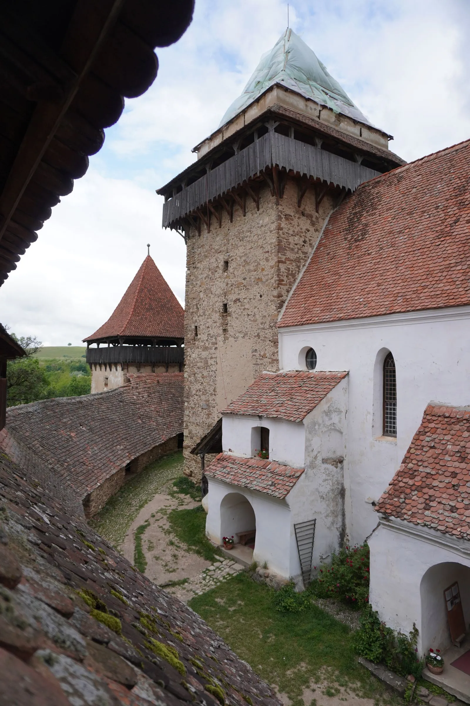 Biserica fortificată din Viscri, cu zidurile de apărare și turnul, la aproximativ 45 km de Sighișoara