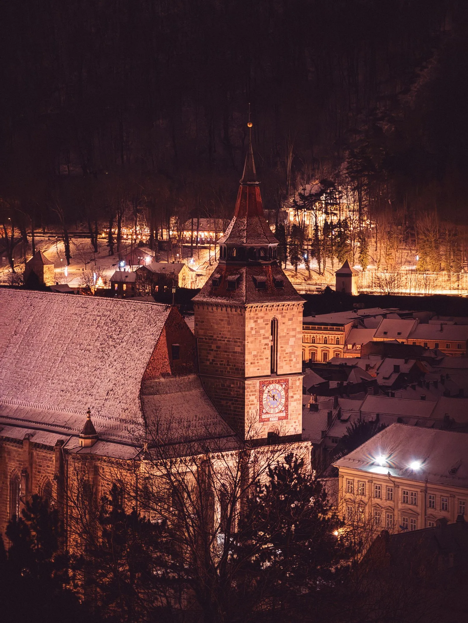 Biserica Neagră din Brașov luminată într-o noapte de iarnă