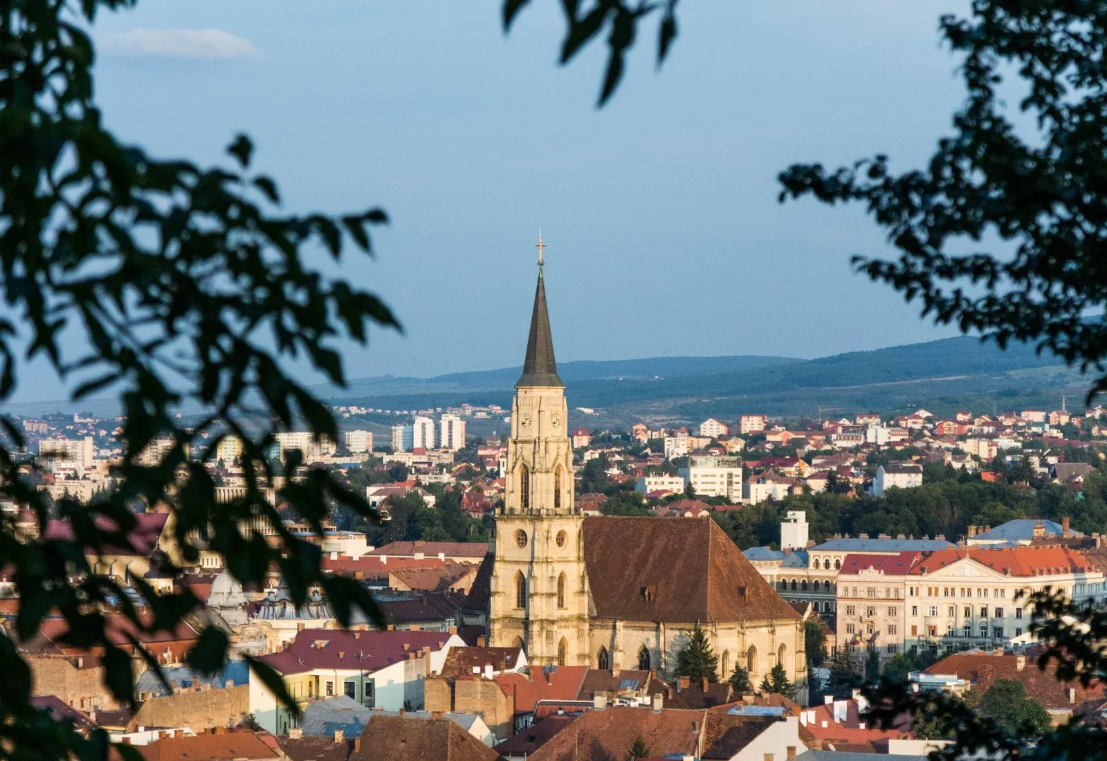 Centrul Clujului văzut de pe dealul Cetățuia, cu turnul Bisericii Sfântul Mihail din Piața Unirii