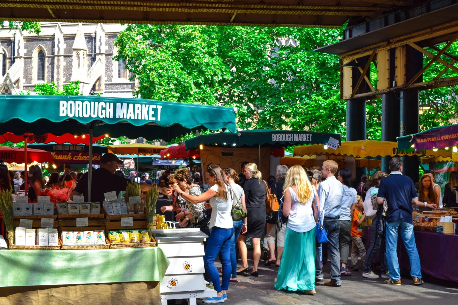 Tarabe și vizitatori la intrarea în Borough Market, Londra