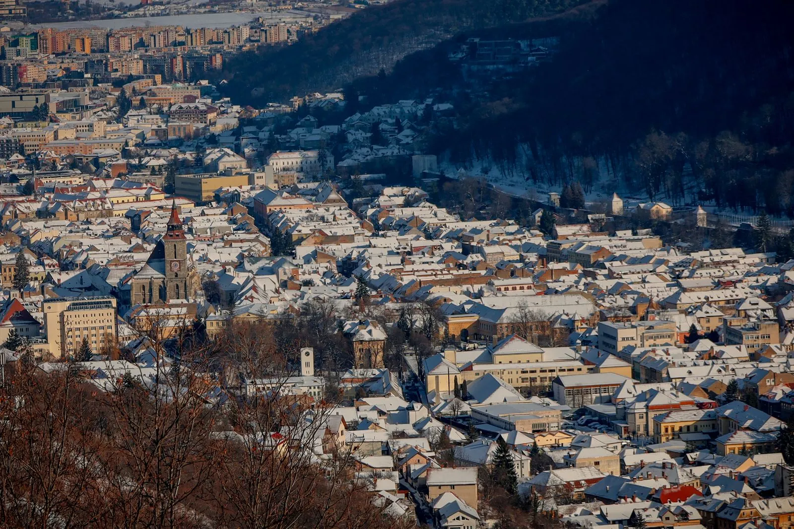 Brașovul iarna văzut de sus, cu acoperișurile centrului vechi acoperite de zăpadă